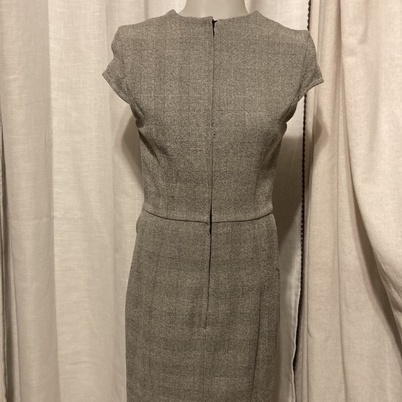NWT fdress in woven fabric. Cap sleeves, and seam at waist. … - Picture 4 of 14
